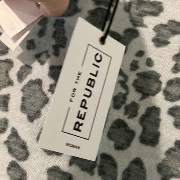 Pullover Top with Hood - Picture 3 of 8